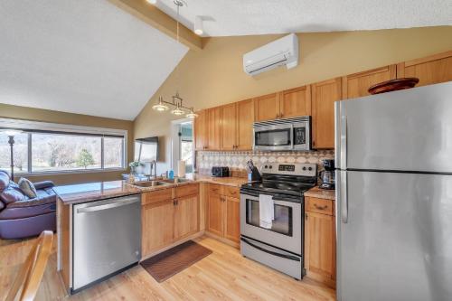 Rumbling Bald Resort-Fairway Villa on Bald Mountain Lake-Mountain Views condo in Lake Lure, USA