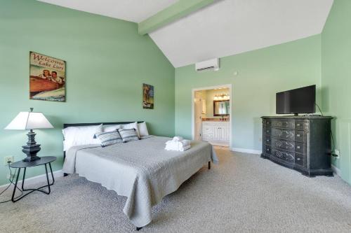 Rumbling Bald Resort-Fairway Villa on Bald Mountain Lake-Mountain Views condo in Lake Lure, USA