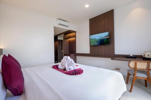 Standard King Room image 6