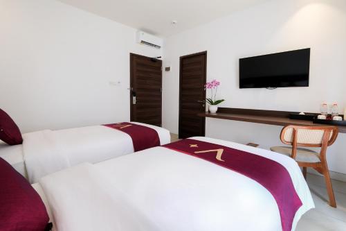 Standard King Room image 8