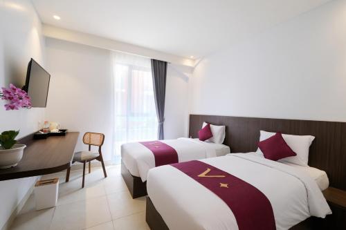 Standard King Room image 7