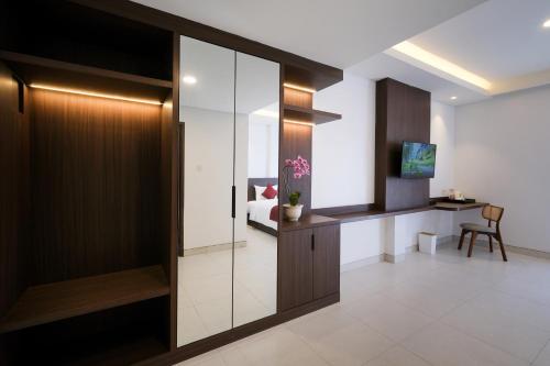 Deluxe King Room image 10