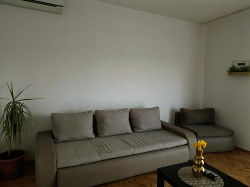 Apartment with Mountain View image 9