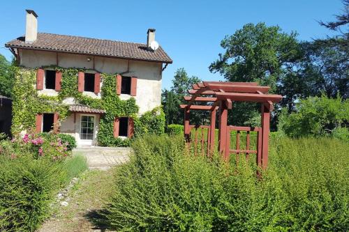 Gîte Le Pavillon dans le parc du Château Lescaut