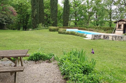 Gîte Le Pavillon dans le parc du Château Lescaut