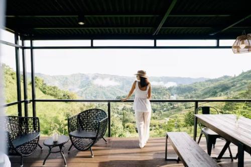 Grey Rock Mountain Cabin w/ Jacuzzi in Balamban