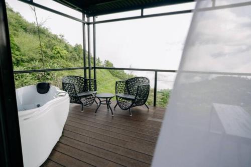 Grey Rock Mountain Cabin w/ Jacuzzi in Balamban