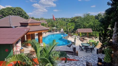 Zwembad, Butsaba Garden Resort in Mae Taeng