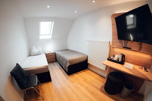 Deluxe Twin Room image 1