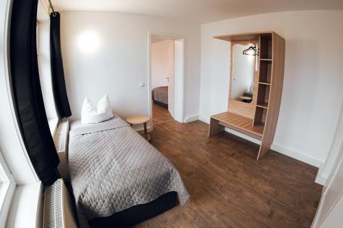One-Bedroom Suite image 10