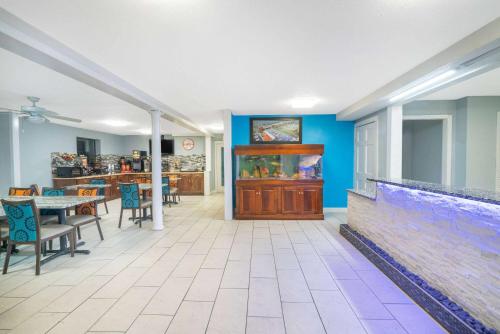 Howard Johnson by Wyndham Aiken - image 7