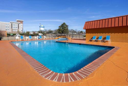 Days Inn by Wyndham Forsyth - image 11