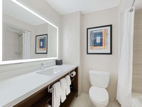 Suite with Two Double Beds - Non-Smoking image 7
