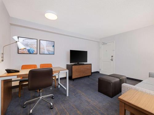 Two-Room King Suite - Non-Smoking image 3