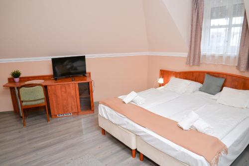 Quadruple Room image 10