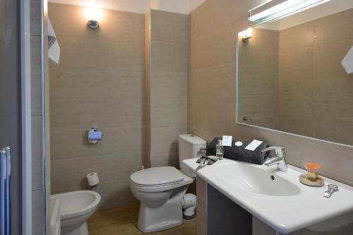 1 double bed, 2 twin beds