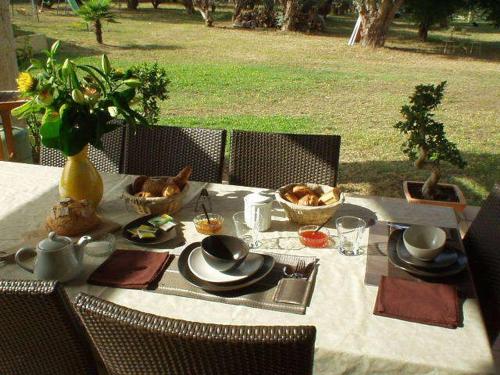 Ristorante, Chambre d'hotes "La Bastide des Eucalyptus" in Les Groules