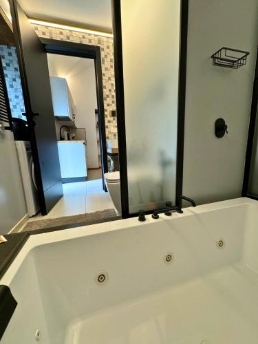 Badezimmer, Dislocati BnB - Jacuzzi privata - Cucina - TV60" - Minimal Luxury in Marigliano