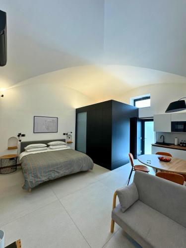 Dislocati BnB - Jacuzzi privata - Cucina - TV60" - Minimal Luxury in Marigliano