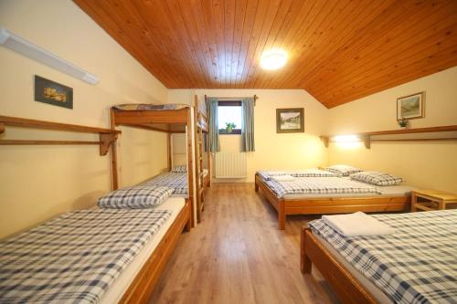 1 double bed, 2 twin beds, 2 bunk beds