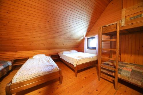 PLANINSKA KOČA NA GOZDU - image 14