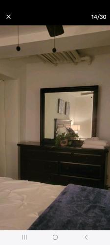 Private apartment, NOT SHARED, Near public transportation, SUPER fast free WIFI, Due to NY restrictions it can only be booked for 30 nights or more, even if the site allows you to book it, I WILL NOT be able to accept the reservation, 30 NIGHTS MINIMUM in Hunts Point, USA