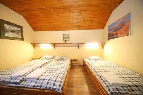 1 double bed, 2 twin beds