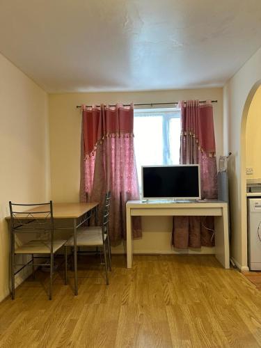 Specious 1 Bed Apartment free wifi and parking
