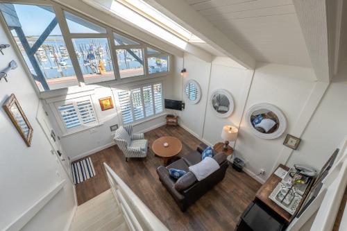 . Bandon Marina Inn