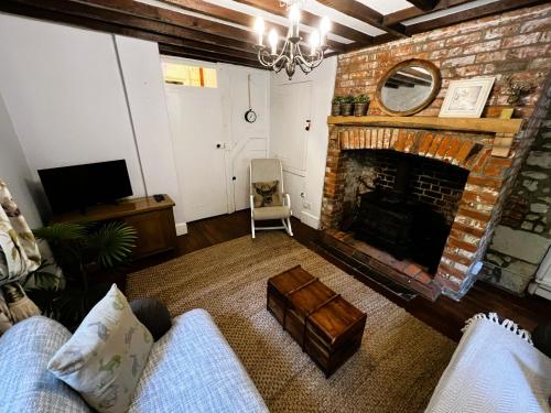 1 Apse Castle Cottage - Pet Friendly