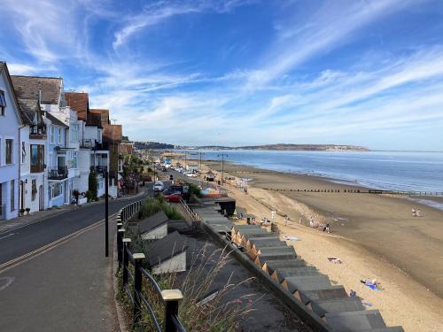 1 Apse Castle Cottage - Chocolate Box Cottage, Pet-Friendly 16th Century Cottage, surrounded by Anci in Arreton and Newchurch