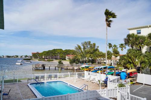 Dunedin Causeway Honeymoon Caladesi Island 1-1 Pool 211 in Dunedin, USA