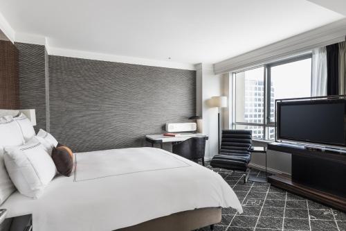 Swissotel Sydney Room Type - Signature King Skyline Room with Club Floor Access - High Floor