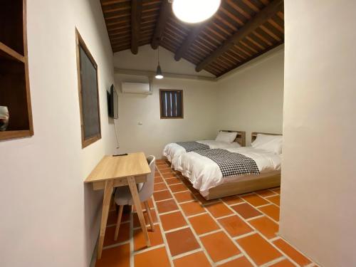 1 king bed, 2 twin beds