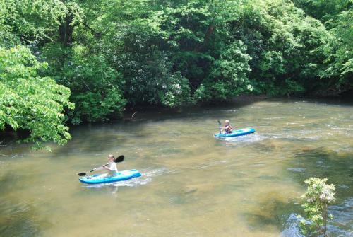 The Gingerbread River House: Cartecay River in Ellijay, USA