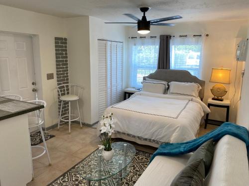 B Casa Azul. Minutes from the Beach & Mall in North Palm Beach, USA