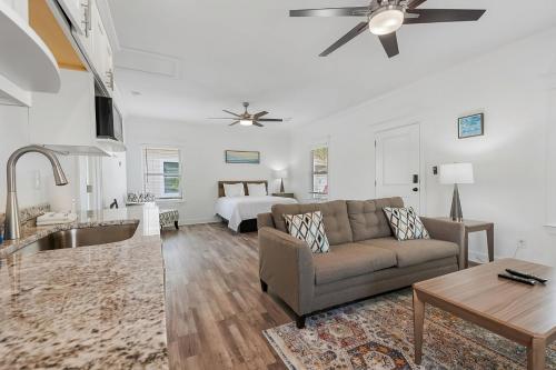 1 queen bed, 1 sofa bed