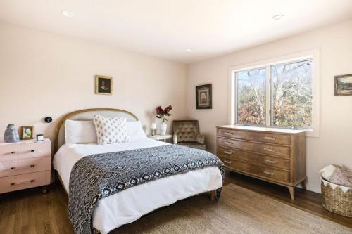 Artisan Grove Four bedrooms 3 bathrooms with Pool, Equipped Kitchen and Laundry in East Hampton, USA