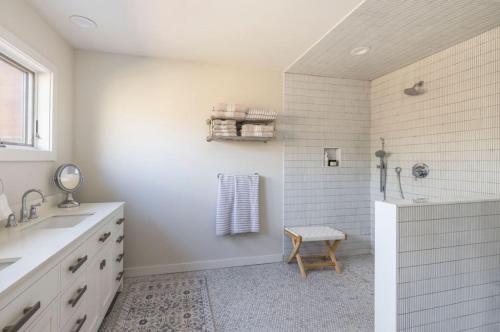 Artisan Grove Four bedrooms 3 bathrooms with Pool, Equipped Kitchen and Laundry in East Hampton, USA