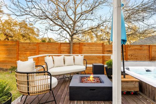 Lux 5BR gem with Heated Pool, SPA, and Outdoor Movie Theater in Austin, USA