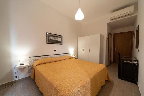 1 queen bed, 2 twin beds