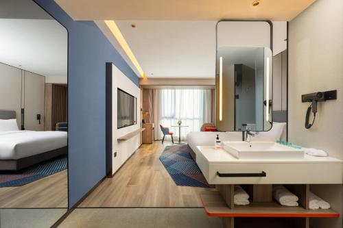 Standard King Room with Extra Floor Space image 2