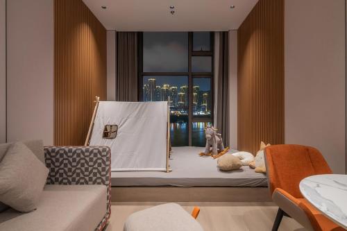 537113962 Holiday Inn Express Chongqing Nanbin Road by IHG