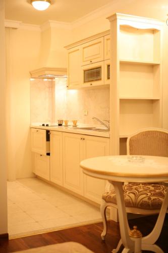 One-Bedroom Apartment with Spa Bath image 3
