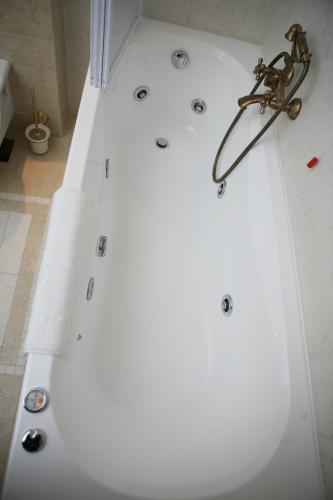 One-Bedroom Apartment with Spa Bath image 6