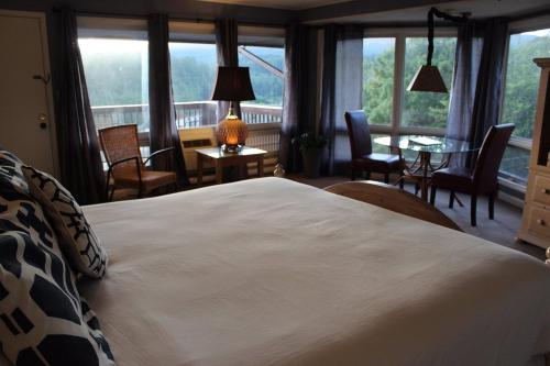 Cliff Dwellers Inn