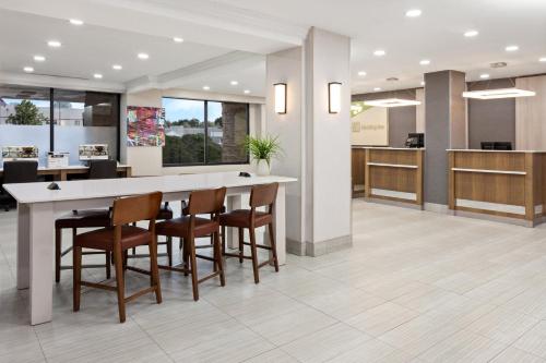 Holiday Inn Chicago/Oak Brook an IHG Hotel - image 4