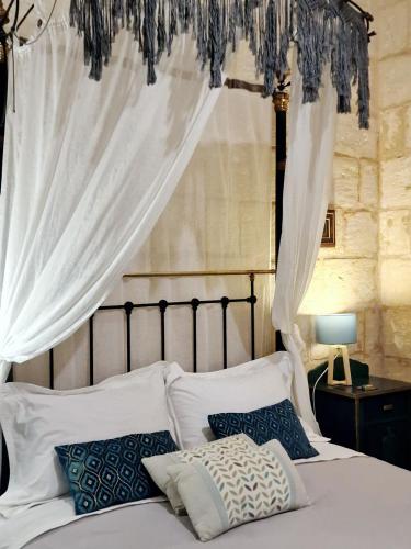 Myrtle Suite - Valletta ground floor apartment - Tap to explore photos