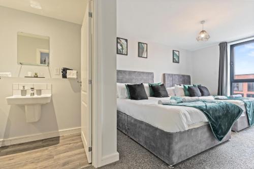 Vibrant Bliss - Luxury City Centre stay, SLEEPS 8, Central Location, BULLRING, Fully Equipped Kitchen, KING BED, 2 Bathrooms,Terrace city view, Free WIFI and Board Games, Birmingham (fotografie 5)