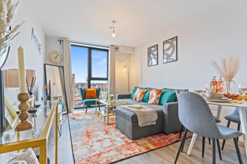 Vibrant Bliss - Luxury City Centre stay, SLEEPS 8, Central Location, BULLRING, Fully Equipped Kitchen, KING BED, 2 Bathrooms,Terrace city view, Free WIFI and Board Games